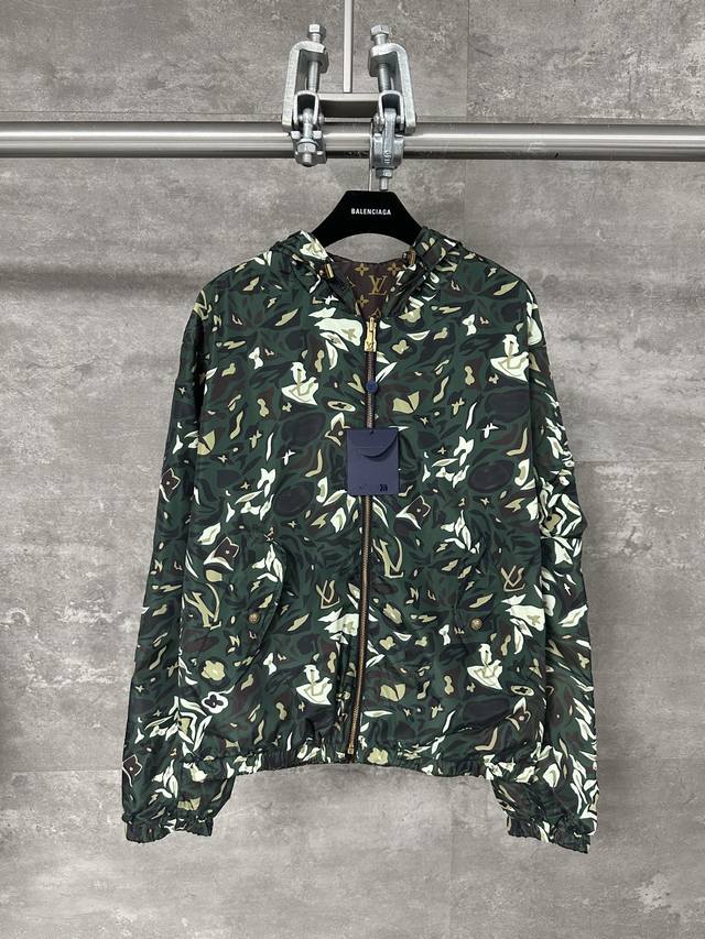 Lv 路易 25春夏Nigo联名新款树纹老花双面夹克外套 原版提花面料 对位裁剪 套里 耗时较久 五金原版开模 细节处理面料上身超级有型舒适 工艺：隐藏帽 Si