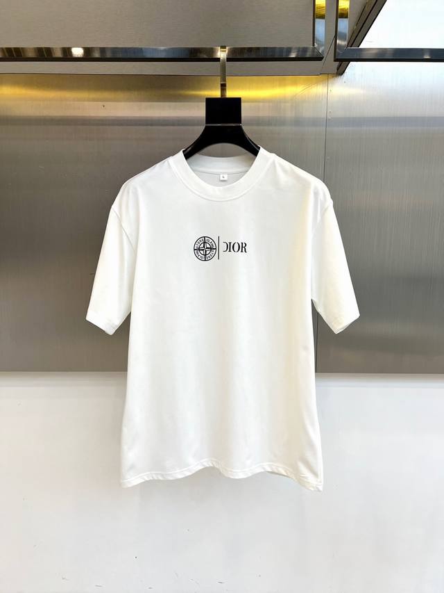 Dior、2025夏季男士圆领时尚立体字母休闲欧棉短袖T恤，甄选客供进口100%纯棉材质制成，领口高密罗纹拼接，同缸定染保证无色差，整件T恤面料舒适亲肤程度绝对