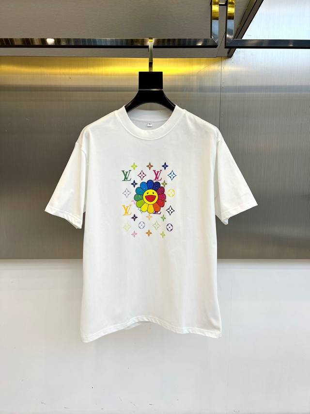 Lv、2025夏季男士圆领时尚立体字母休闲欧棉短袖T恤，甄选客供进口100%纯棉材质制成，领口高密罗纹拼接，同缸定染保证无色差，整件T恤面料舒适亲肤程度绝对超乎