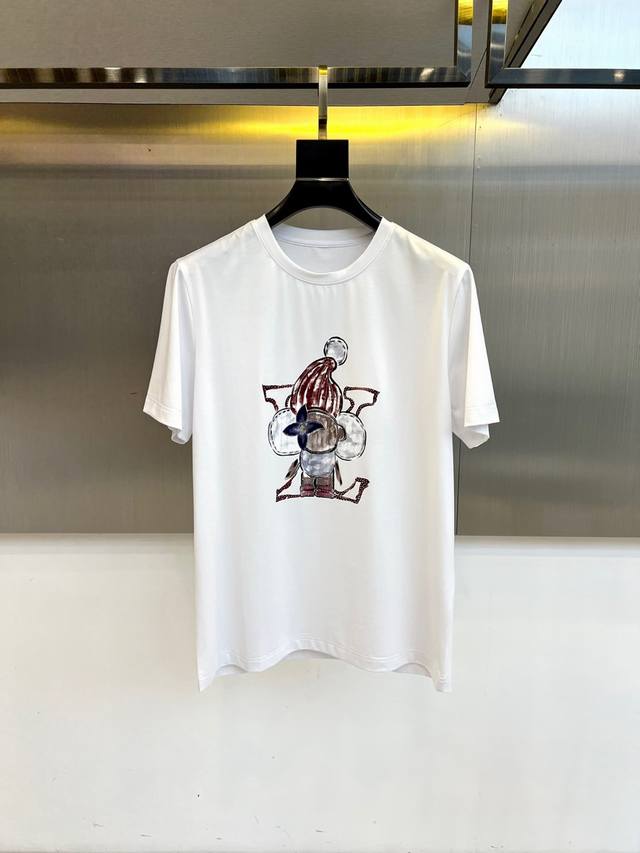 Lv、25S早春秀场印花圆领短袖T恤，纯棉面料！贴肤舒适，耐看又好穿，经典简约Logo设计，进口冰氧棉面料，舒适透气，印花Logo每个细节做到极致，成品完成非常