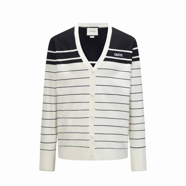 Gucci古驰 Ss25早春系列 刺绣棉质V领针织衫毛衣 男女款 白色条纹 Gucci 2025早春系列挚献多款经典风格单品，针织衫和Polo衫质感柔软，以内敛