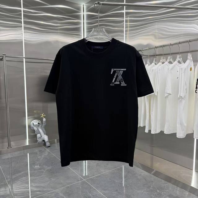 Lv 2025秋冬新款 320克定制面料 圆领短袖 特种绣花 男女同款宽松版 S M L Xl Xxl 五个码 颜色 黑色 白色
