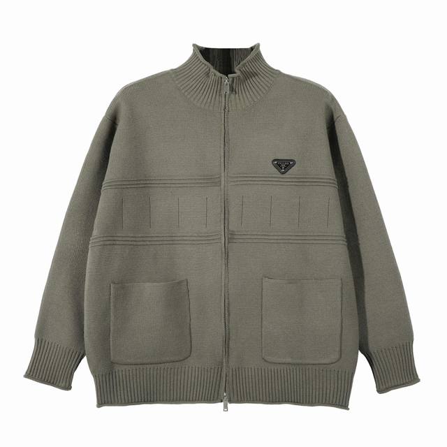 上新 高品质 #Prada 普拉达 Fw24经典金属三角标皮标秋冬新款时装走秀立领双头拉链针织衫毛衣开衫外套 全网首发 P家今年相当火的一款开衫毛衣外套 材质精