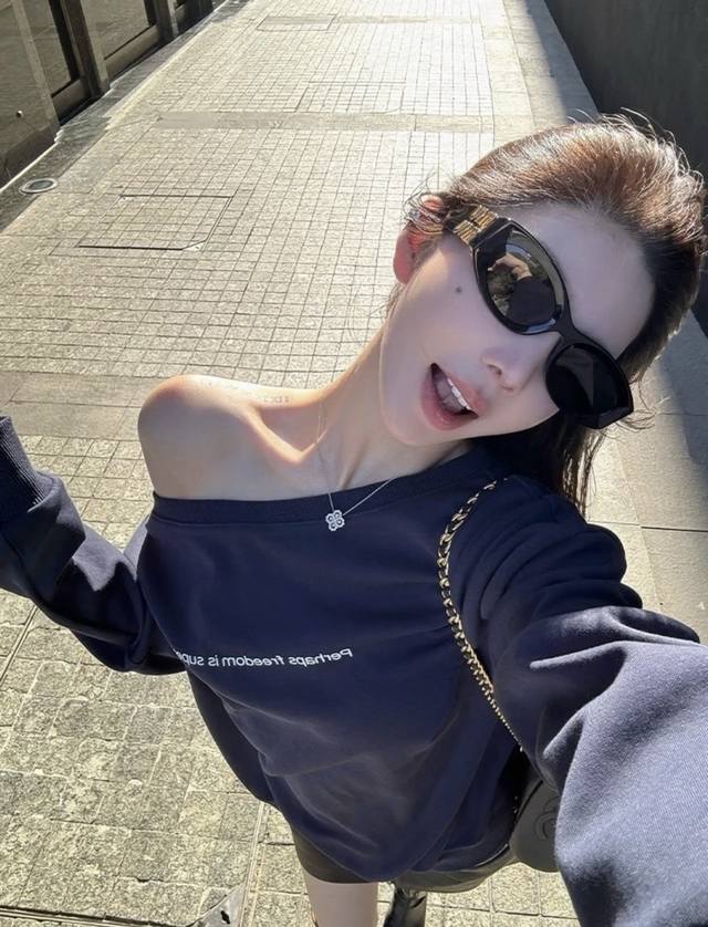 高定版 好版型 美式复古斜肩卫衣 松弛感拉满 最近好爱这个衣服！ 露肩显瘦！ 设计感复古卫衣~ 慵懒感宽松卫衣 百搭时尚~ 两穿卫衣，可斜肩可一字肩怎么穿都好看