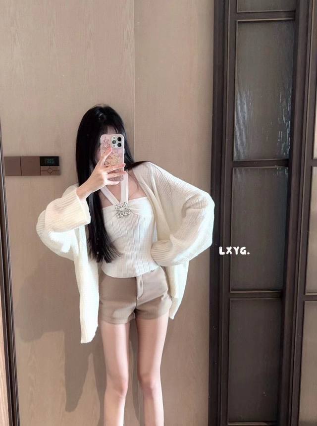 高定版 两件套 纯欲开衫抹胸两件套 镶钻挂脖抹胸+针织开衫！两件套 太美了！千金风温柔小姐姐穿搭 温柔中不失小性感，氛围感满满～ 两个颜色都好看！ 均码 开衫衣