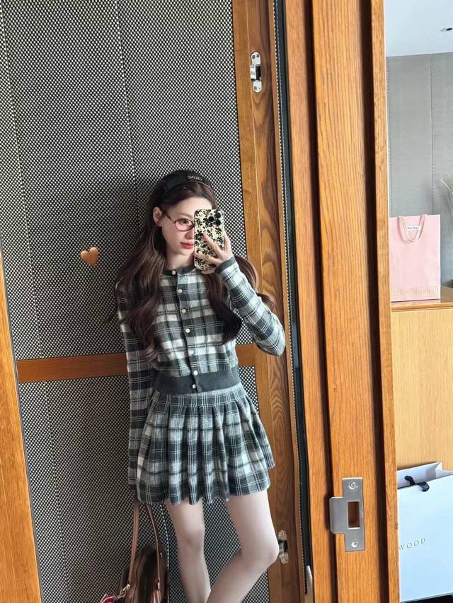 Polo 拉夫劳伦 胸前Logo骑士刺绣少女风格子撞色条纹针织圆领开衫长袖格子百褶半裙 黑格 蓝格 尺码 S M L S 80-95斤 M95- 斤 L -12