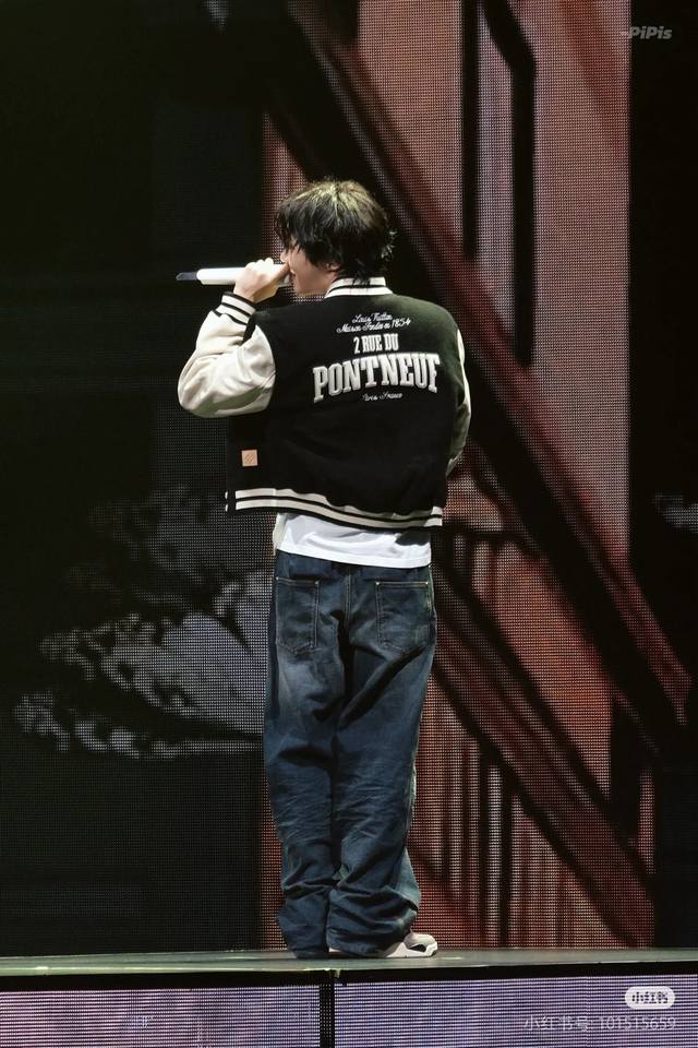 供 Louis Vuitton路易威登 Lv联名走秀款棒球服外套 订购原版开模 历时一个月终于出货了，简直太爱了 上身真的超级帅。随意翻翻街拍 就能发现明星们都