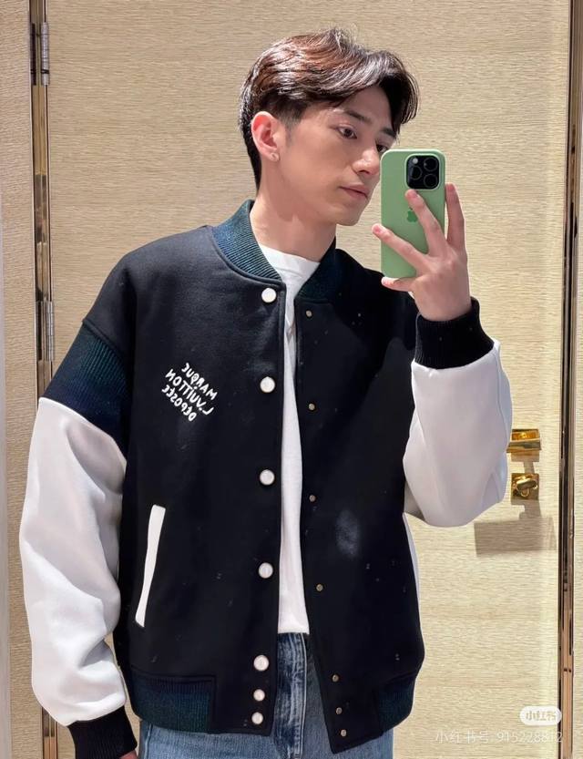 供 Louis Vuitton路易威登 Lv走秀款棒球服外套 订购原版开模 历时一个月终于出货了，简直太爱了 上身真的超级帅。随意翻翻街拍 就能发现明星们都把它