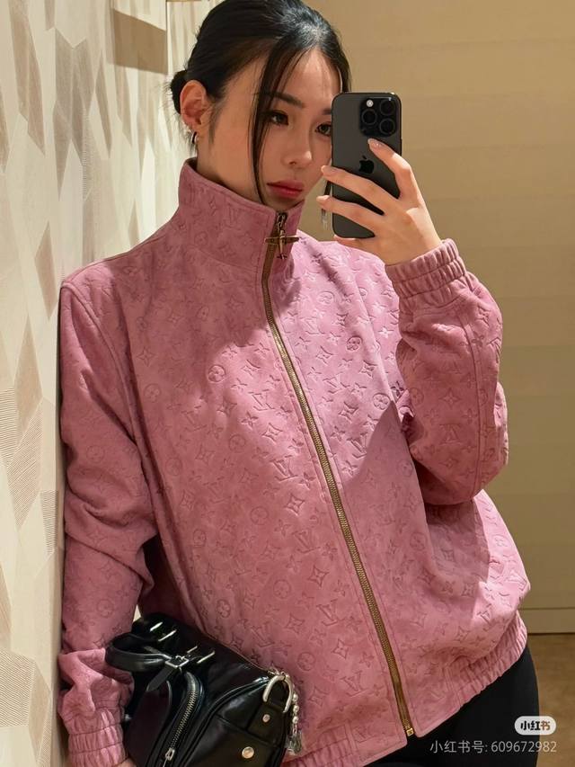 供 Louis Vuitton路易威登 Lv走秀款棒球服外套飞行夹克 订购原版开模 历时一个月终于出货了，简直太爱了 上身真的超级帅。抖音某博主讲今年Lv新出的