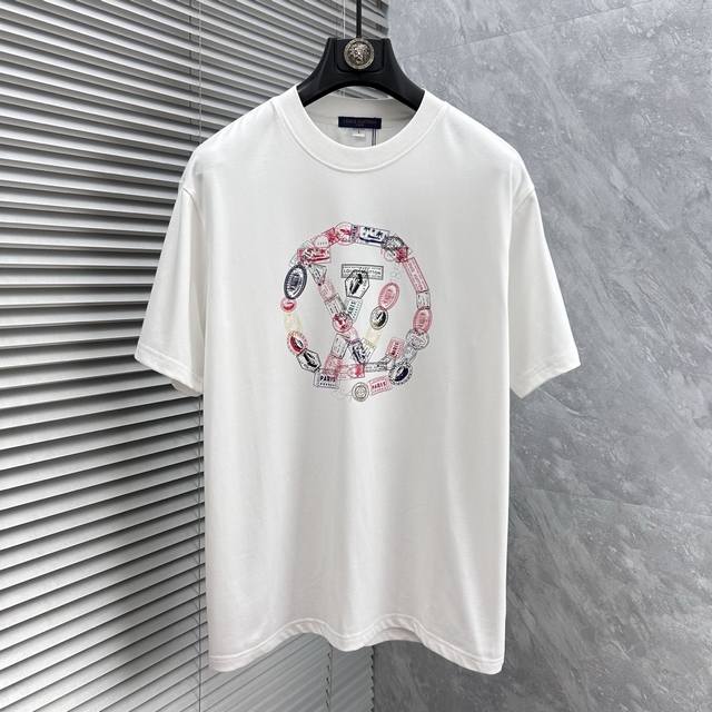 Lv、2025夏季男士圆领时尚立体字母休闲欧棉短袖T恤，甄选客供进口100%纯棉材质制成，领口高密罗纹拼接，同缸定染保证无色差，整件T恤面料舒适亲肤程度绝对超乎