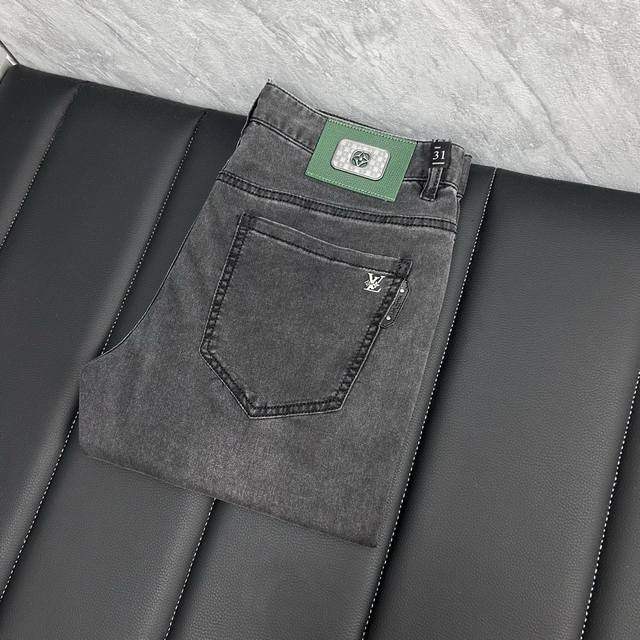 Lv‘’2640款 新品 专柜有售 实体店极品牛仔裤适合各个年龄段。市场最高版本的欧洲进口面料。舒适柔软亲肤，上身效果超级棒时尚百搭，笔挺有型，衣橱必备！适合任