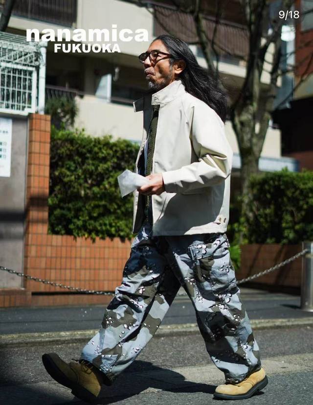 模特图 供 Nanamica 2L Crew娜娜米卡Gore-Tex 2L户外休闲立领防风防水外套 Goretex 防水双层复合面料， 内里全压胶工艺，防水防风