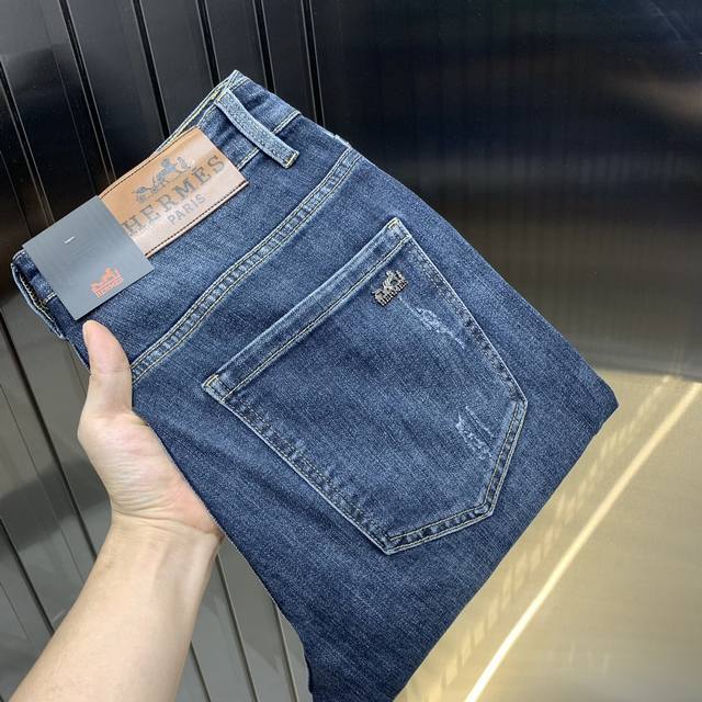 Herme‘’2025新品男士牛仔裤 面料弹性好。独家发售 官网同步 时尚优雅 重工艺设计。采用原色酵母水洗工艺 精选进口重磅丹宁牛仔面料 配专柜五金装饰 真皮
