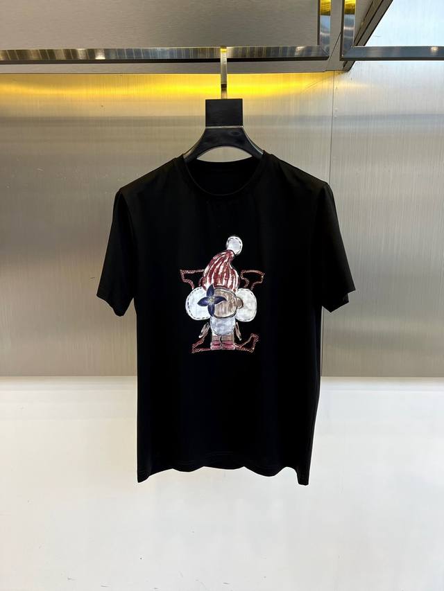 Lv、25S早春秀场印花圆领短袖T恤，纯棉面料！贴肤舒适，耐看又好穿，经典简约Logo设计，进口冰氧棉面料，舒适透气，印花Logo每个细节做到极致，成品完成非常