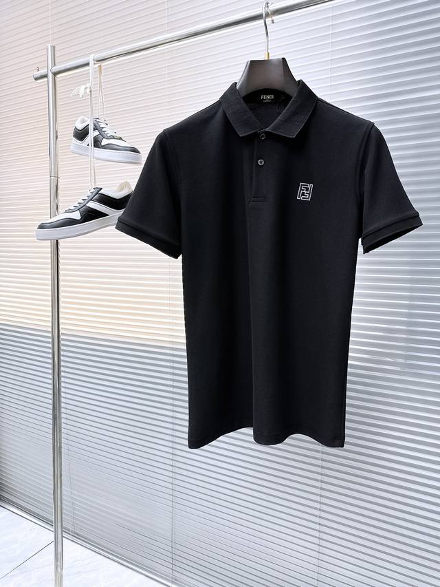 Fend‘’2025 夏季新款男士翻领Polo衫，解锁意式优雅。领口设计是整件短袖的点睛之笔，简约线条勾勒出利落造型，标志性品牌Logo以精致的刺绣工艺呈现于胸
