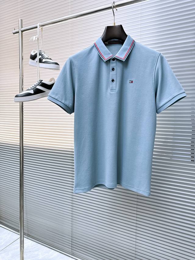 Tomm‘’2025 夏季新款男士翻领Polo衫，解锁意式优雅。领口设计是整件短袖的点睛之笔，简约线条勾勒出利落造型，标志性品牌Logo以精致的刺绣工艺呈现于胸