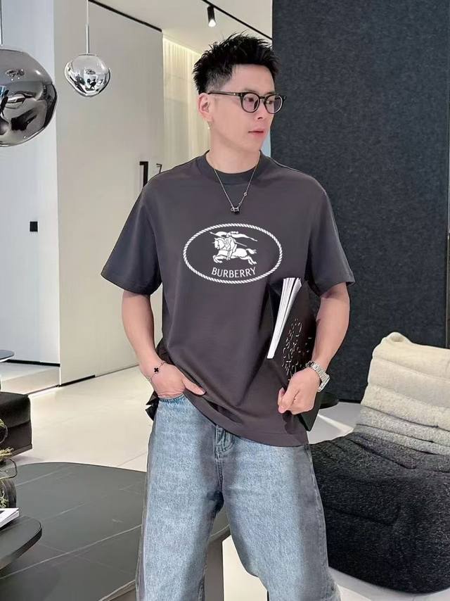 巴宝‘’短袖系列 季度：2025春夏 颜色：黑色 白色 灰色 尺码: M-3Xl 版型：阔版 成份：液氨棉双面 工艺：图案印胶工艺经典元素与创新 每年必爆的一个