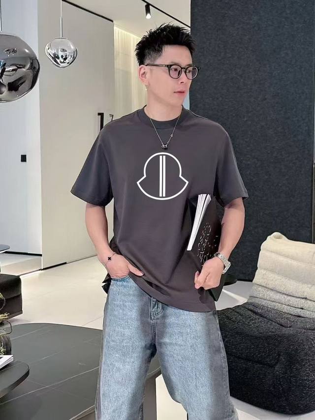 蒙‘’短袖系列 季度：2025春夏 颜色：黑色 白色 灰色 尺码: M-3Xl 版型：阔版 成份：液氨棉双面 工艺：图案印胶工艺经典元素与创新 每年必爆的一个款
