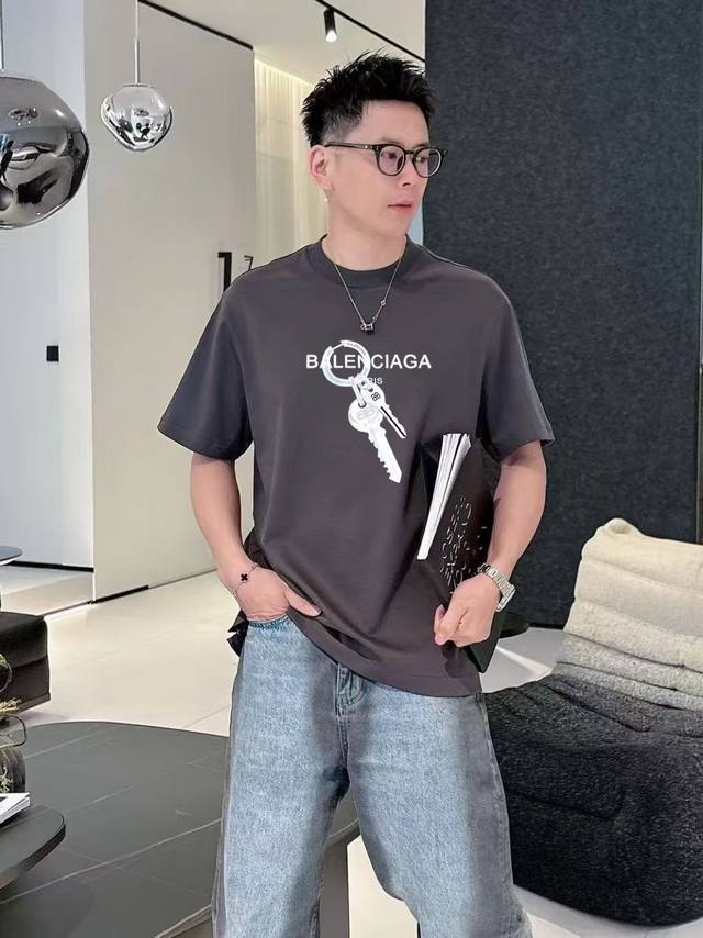 巴黎 短袖系列 季度：2025春夏 颜色：黑色 白色 灰色 尺码: M-3Xl 版型：阔版 成份：液氨棉双面 工艺：图案印胶工艺经典元素与创新 每年必爆的一个款