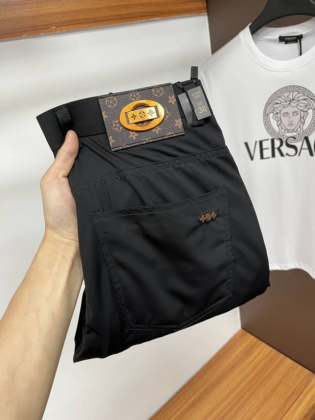 Lv 2025Ss春夏专柜同步爆款休闲卫裤，本季必入百搭款式，上身极为出挑，超级百搭款 ，原版1:1复刻，三标齐全！专柜最新时尚元素设计，进口定织高品质欧棉面料