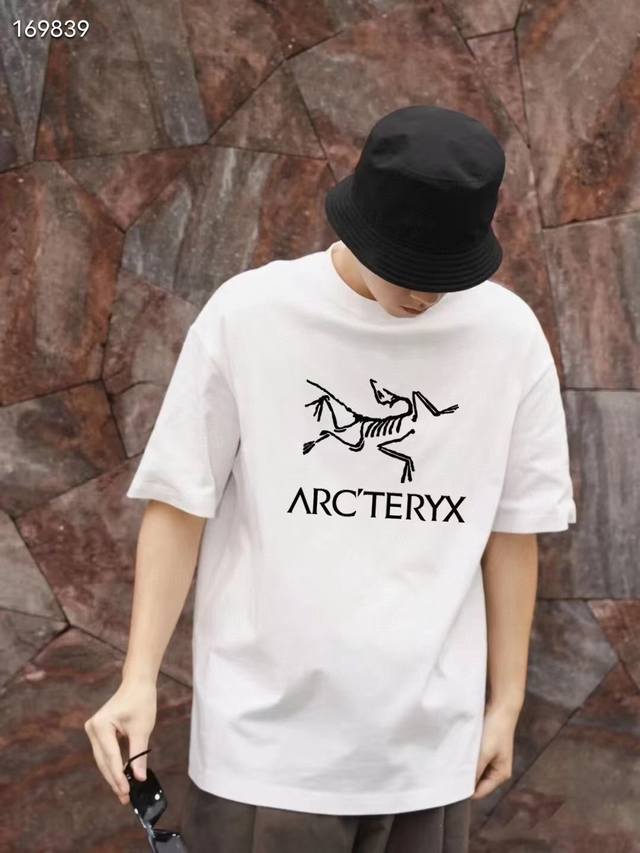 Arcteryx 始祖鸟高级灰配色经典基础情侣款短袖T恤，男女同款，- 面料：240克双纱高密度纯棉面料 - 工艺: 整件衣服采用精密压花工艺 - 男女同款均可