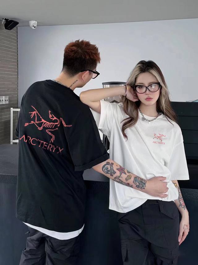 Arc'teryx始祖鸟最新款粉标大Logo字母男女情侣同款短袖T恤 面料：240克双纱高密度纯棉面料 - 工艺: 整件衣服采用精密压花工艺 - 男女同款均可驾