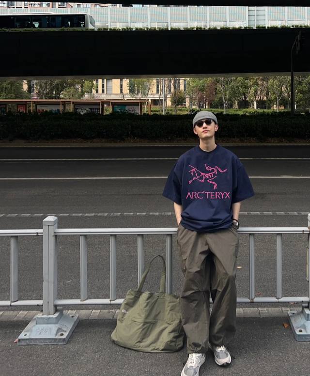 Arcteryx 经典始祖鸟Logo短袖 面料：240克双纱高密度纯棉面料 - 工艺: 整件衣服采用精密压花工艺 - 男女同款均可驾驭 - 尺码： M L Xl