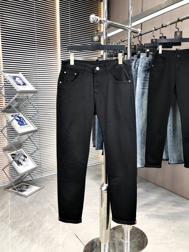 菲拉格慕2025夏季新款现货上市，原单爆款牛仔裤超级定制款，原版五金，超级重工工艺，版型超赞细节做工无可挑剔！款式不挑人，特别高档，好货不等人，看中赶紧下手，尺