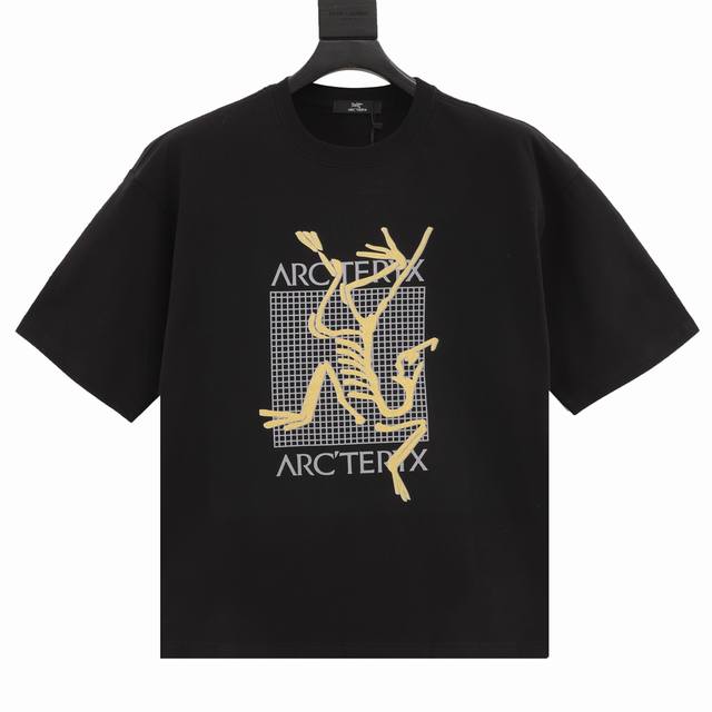 Arcteryx始祖鸟 手绘Logo圆领短袖T恤 -面料：240克双纱高密度纯棉面料 - 工艺: 整件衣服采用精密压花工艺 - 男女同款均可驾驭 - 尺码： M