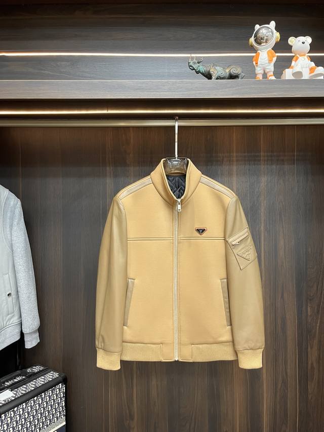 主推 Prada 2025Ss秋冬最新款普拉达立领休闲外套 高端品质、毛呢面料真皮拼接袖，版型面料五金都是专柜1:1定制，透气舒适合成面料，Logo采用时下流行