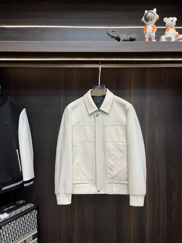 主推 Lv Ss早春最新款驴牌翻领休闲外套 高端品质、毛呢面料真皮拼接袖，版型面料五金都是专柜1:1定制，透气舒适合成面料，Logo采用时下流行刺绣设计，上身帅