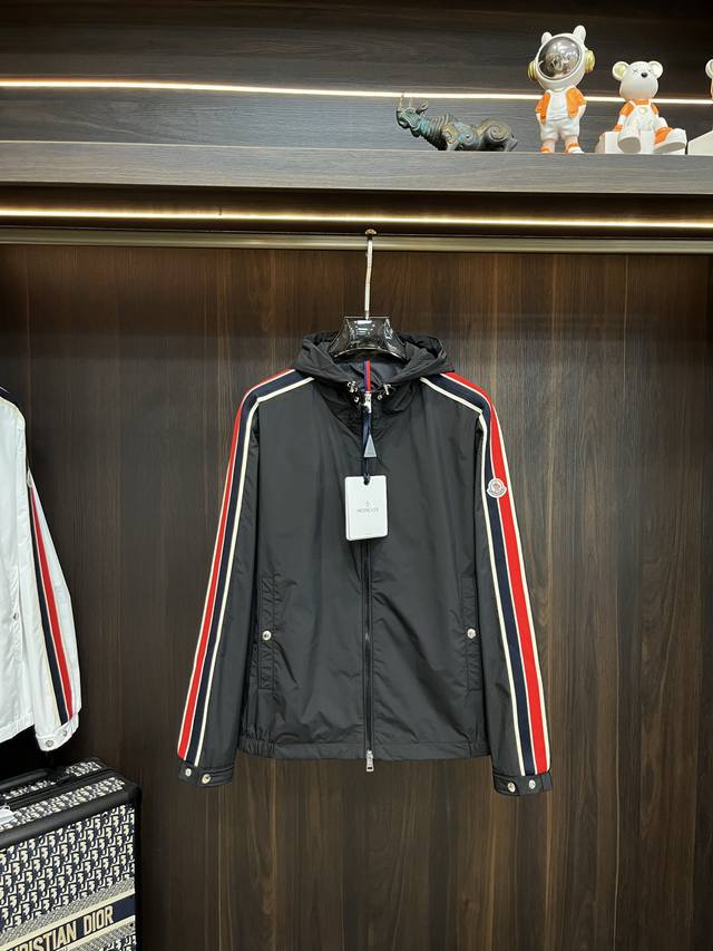 主推 Moncler 2025Ss早秋新款发布蒙口连帽外套，秋季爆款外套，红黑两色织带款穿上就是舒适自在又显瘦的存在，慵懒而随性，结合干净简单的色系就特别耐看，