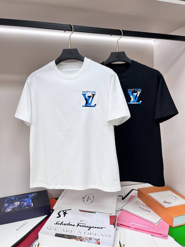 主推 Lv 独家专供秋季新款驴牌时尚休闲圆领短袖，高密度320克纯棉面料，高级密针刺绣、高端欧版原单T恤，潮流时尚休闲半袖 透气舒适度高，细节无可挑剔，品牌元素