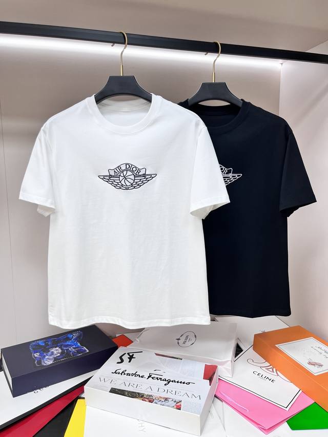主推 Dior 独家专供秋季新款迪奥时尚休闲圆领短袖，高密度320克纯棉面料，高级密针刺绣、高端欧版原单T恤，潮流时尚休闲半袖 透气舒适度高，细节无可挑剔，品牌