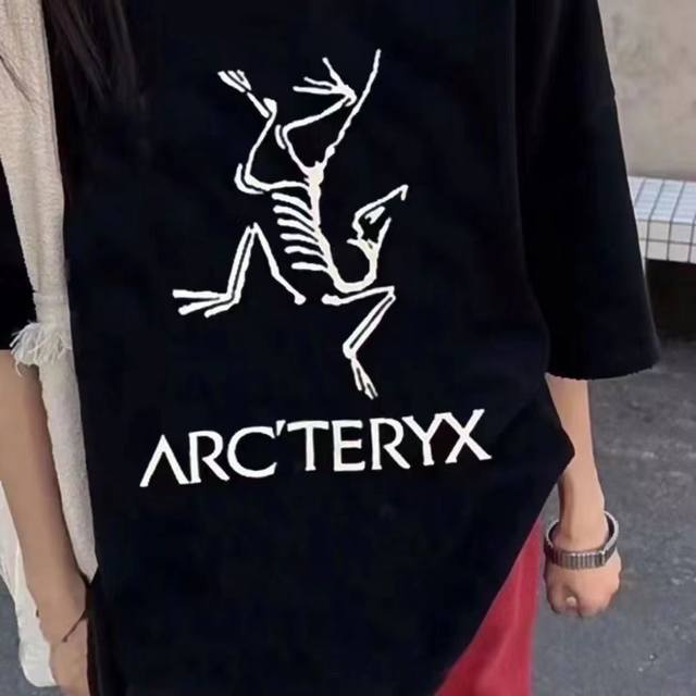 始祖鸟 新款经典款休闲款情侣款男女同款 小红书 爆款 简单耐看的设计 Is 剪裁宽松风格 男女同款 情侣款 Oversize版型 尺码推荐表 M -110斤 L