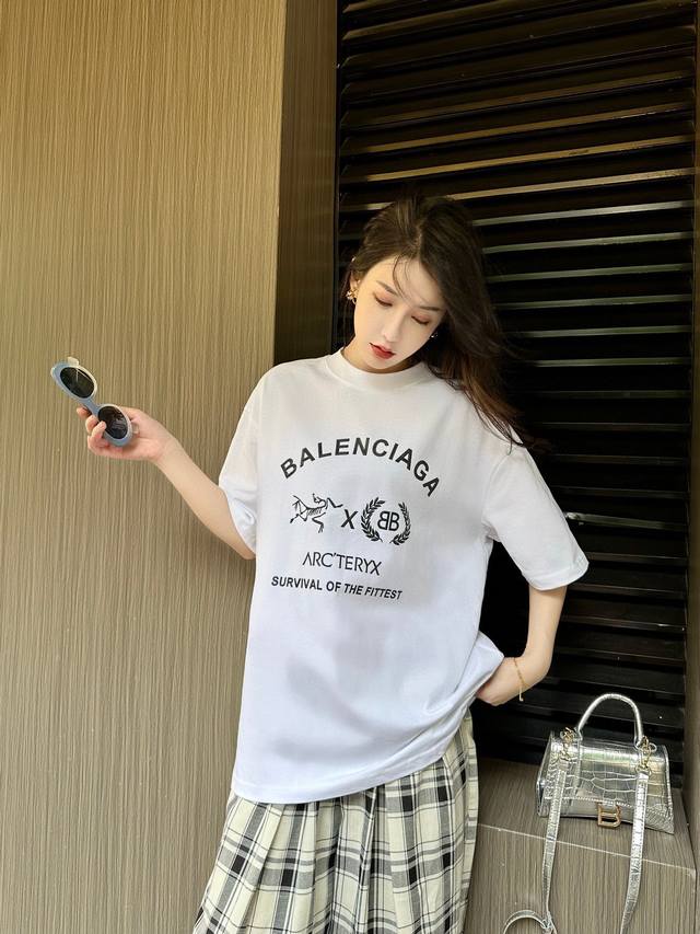 Balenciaga巴黎世家始祖鸟23Ss新款胸前字母Logo联名圆领短袖T恤 面料： 220克爽滑纯棉面料，上身柔软透气，不易起皱，垂感一级棒！小红书 爆款简