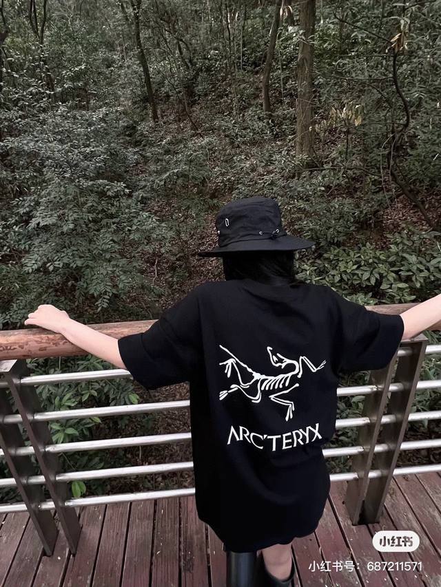Arcteryx始祖鸟新款情侣款男女款短袖鸟家印花内里的细腻柔软舒适。1面料采用220克纯棉双纱面料 柔软亲肤、透气性强，定位裁剪工艺Oversize宽松大版型