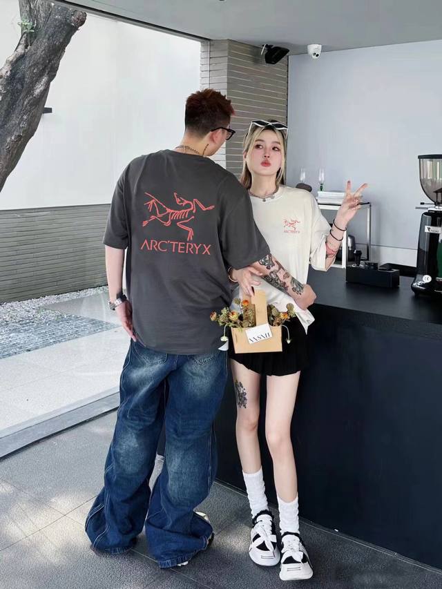 Arctertx 始祖鸟限定印花短袖T恤 Arctertx今年势不可挡，颠覆传统的户外设计，杨幂等明星同款。 面料：240克双纱高密度纯棉面料 - 工艺: 整件