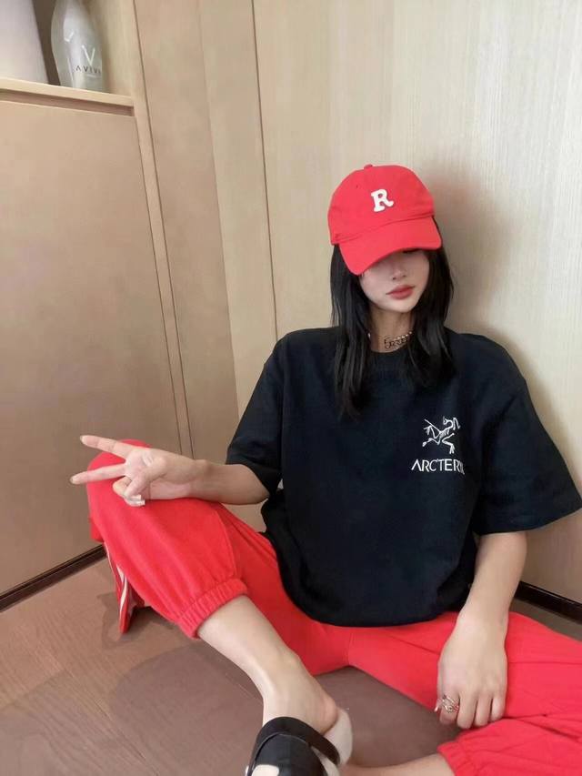 始祖鸟 新款经典款休闲款情侣款男女同款 小红书 爆款 简单耐看的设计 Is 剪裁宽松风格 男女同款 情侣款 Oversize版型 尺码推荐表 M -110斤 L