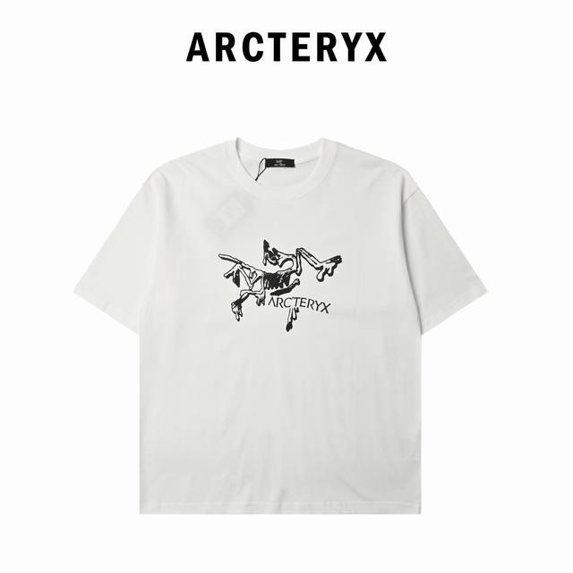 Arcteryx 始祖鸟 2025春夏新款黑色阴影短袖T恤 短袖面料：240克双纱高密度纯棉面料 - 工艺: 整件衣服采用精密压花工艺 - 男女同款均可驾驭 -
