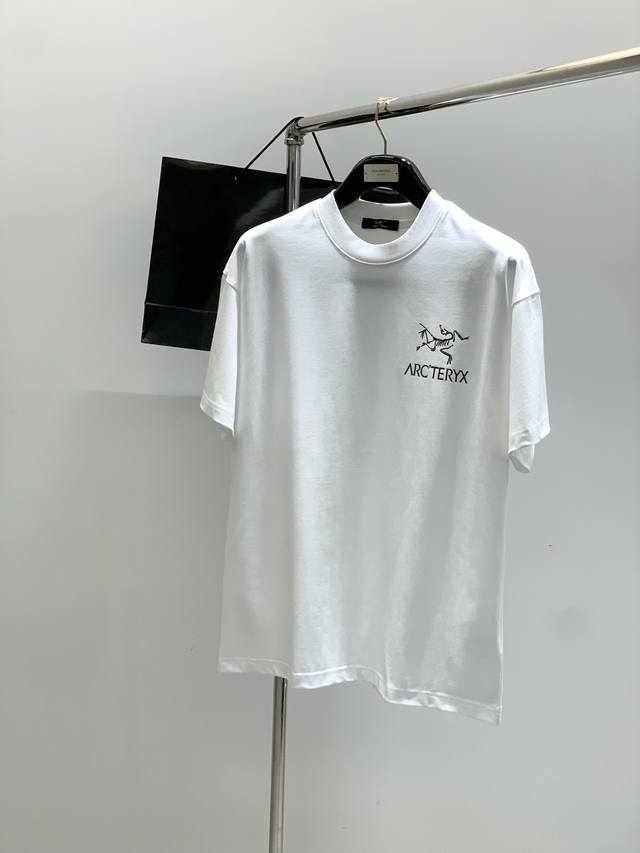 Arcteryx 始祖鸟，2025夏季Aw新品，时尚休闲圆领短袖T恤，短袖面料：240克双纱高密度纯棉面料 - 工艺: 整件衣服采用精密压花工艺 - 男女同款均
