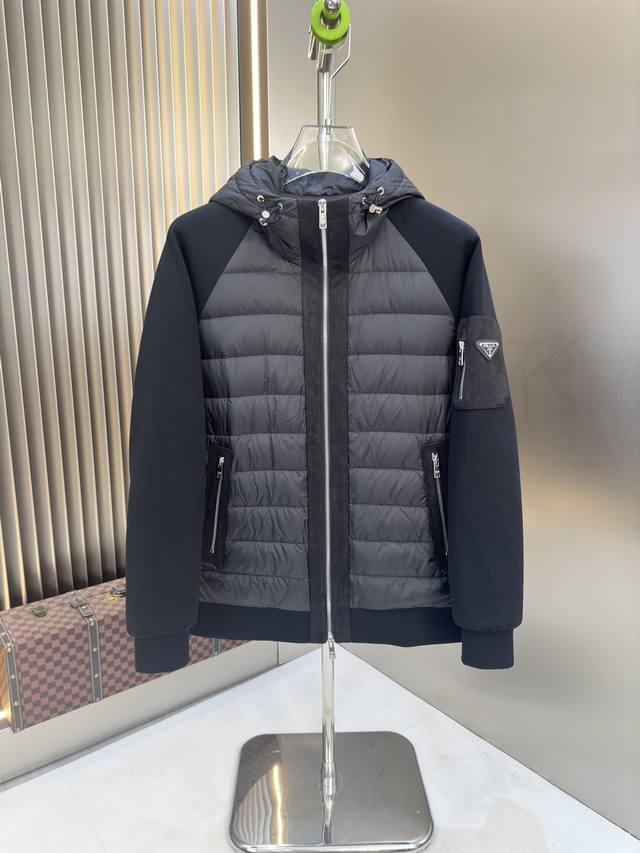 爆款2 秋冬新款轻薄羽绒服 原版1:1订制五金配件全进口原版定制 欢迎专柜对比 绝对的高品质 采用顶级90白鸭绒 超柔软 充羽量蓬松饱满 超级重工 面料做工杠杠