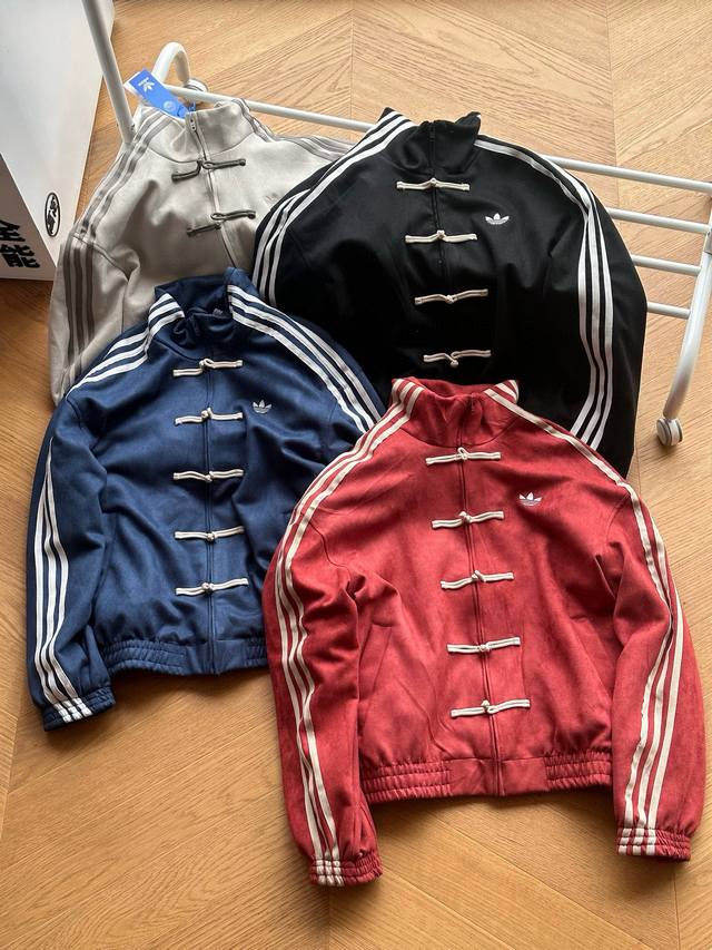 供 Adidas 三叶草 蛇年限定 新中式麂皮唐装外套情男女同款 藏青 红色 灰白 黑色 S~Xl 原版材质是软麂皮材质面料，软软糯糯，内里里布也是定制染色，与