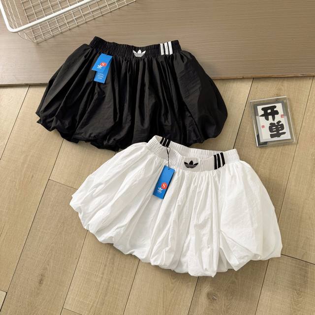 特价 三叶草双色蓬蓬裙 Adidas Orginals Bubble Skirt W 系列阿迪 三叶草 三条杠 前后徽标刺绣 女款宽松休闲短裙蓬蓬裙 颜色：白色
