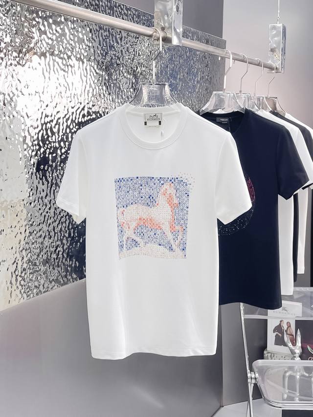 Yan Herme*爱马家 2025Ss新品，原单狠货，时尚休闲圆领短袖，定制进口丝光棉面料，马系列，经典Logo设计，彰显大牌范，档次极高，简单时尚，上身帅气