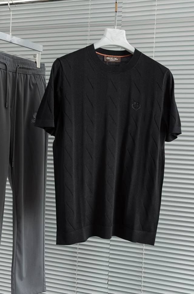 Sg New# Loro Piana 2025春夏新款 桑蚕丝混纺男士针织短袖衫！采用10%蚕丝+90%棉 质感与纹理非常柔软，手感极其的细腻丝滑，纱线越细做工