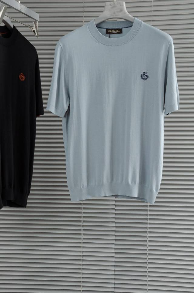 Sg New# Loro Piana 2025春夏新款 桑蚕丝混纺男士针织短袖衫！采用100%棉 质感与纹理非常柔软，手感极其的细腻丝滑，纱线越细做工就越难，并
