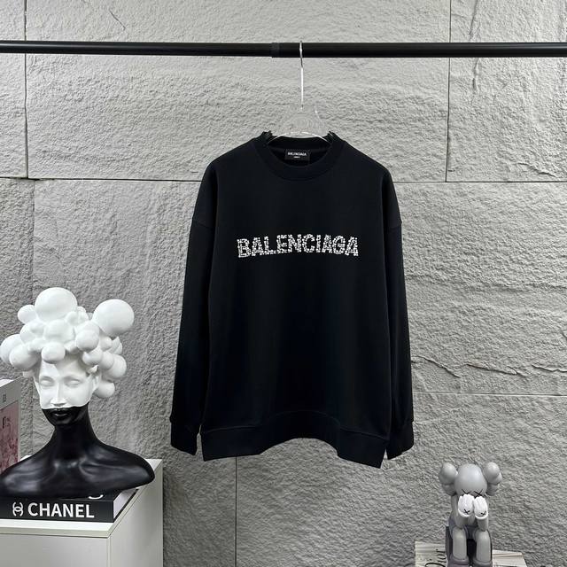 Balenci*Ga 巴黎2025早秋冬季新款长袖卫衣 经典字母立体珍珠工艺 定制毛圈面料 圆领套头 男女同款 颜色：黑色 白色 尺码： S 90-130斤 M
