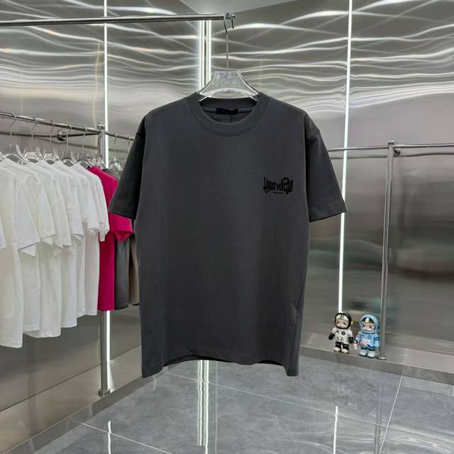 Lv 2025春秋新款 320克 圆领短袖 烫钻贴布工艺 男女同款宽松版 S M L Xl Xxl 五个码 白色 灰色