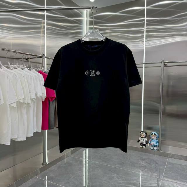 Lv 2025春秋新款 320克 圆领短袖 立体硅胶工艺 男女同款宽松版 S M L Xl Xxl 五个码 黑色 白色 灰色